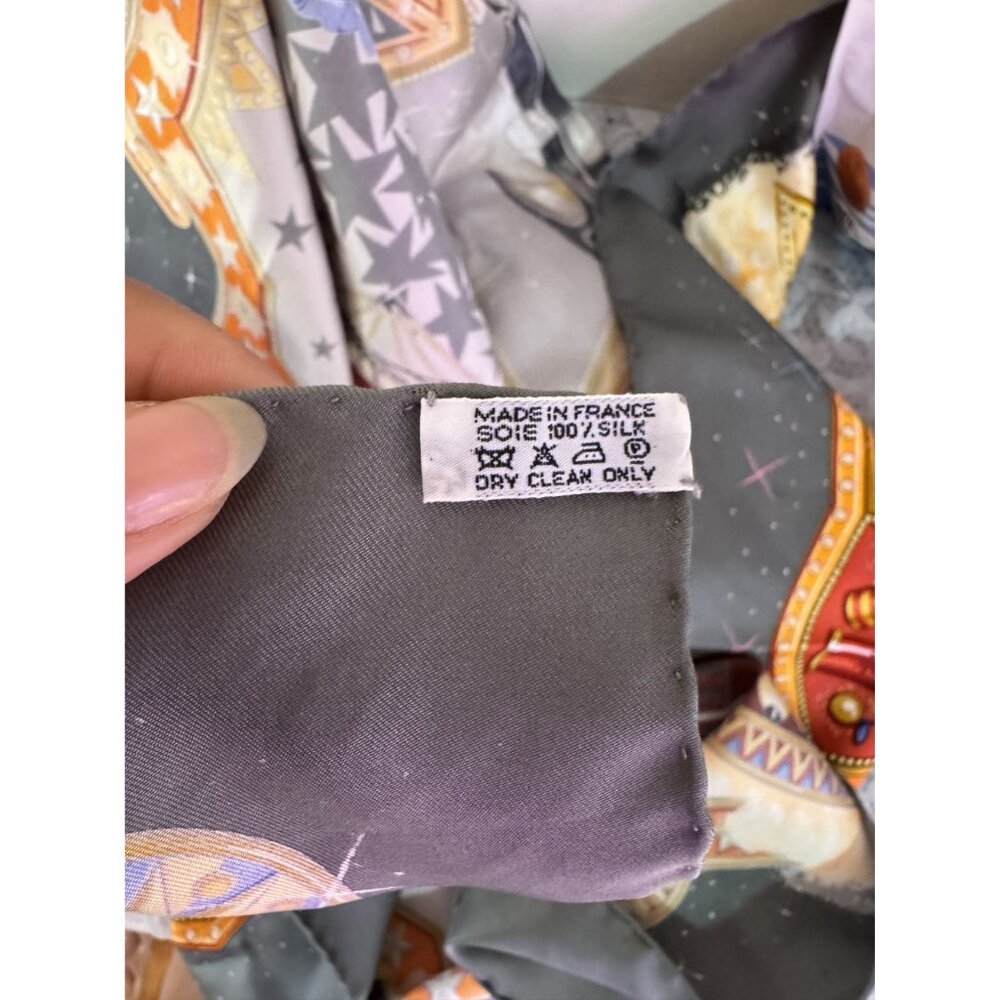 Hermés Scarf Carre La Magie Gray Multicolor 100% Silk Signed Claudia Size 90cm - Picture 8 of 11